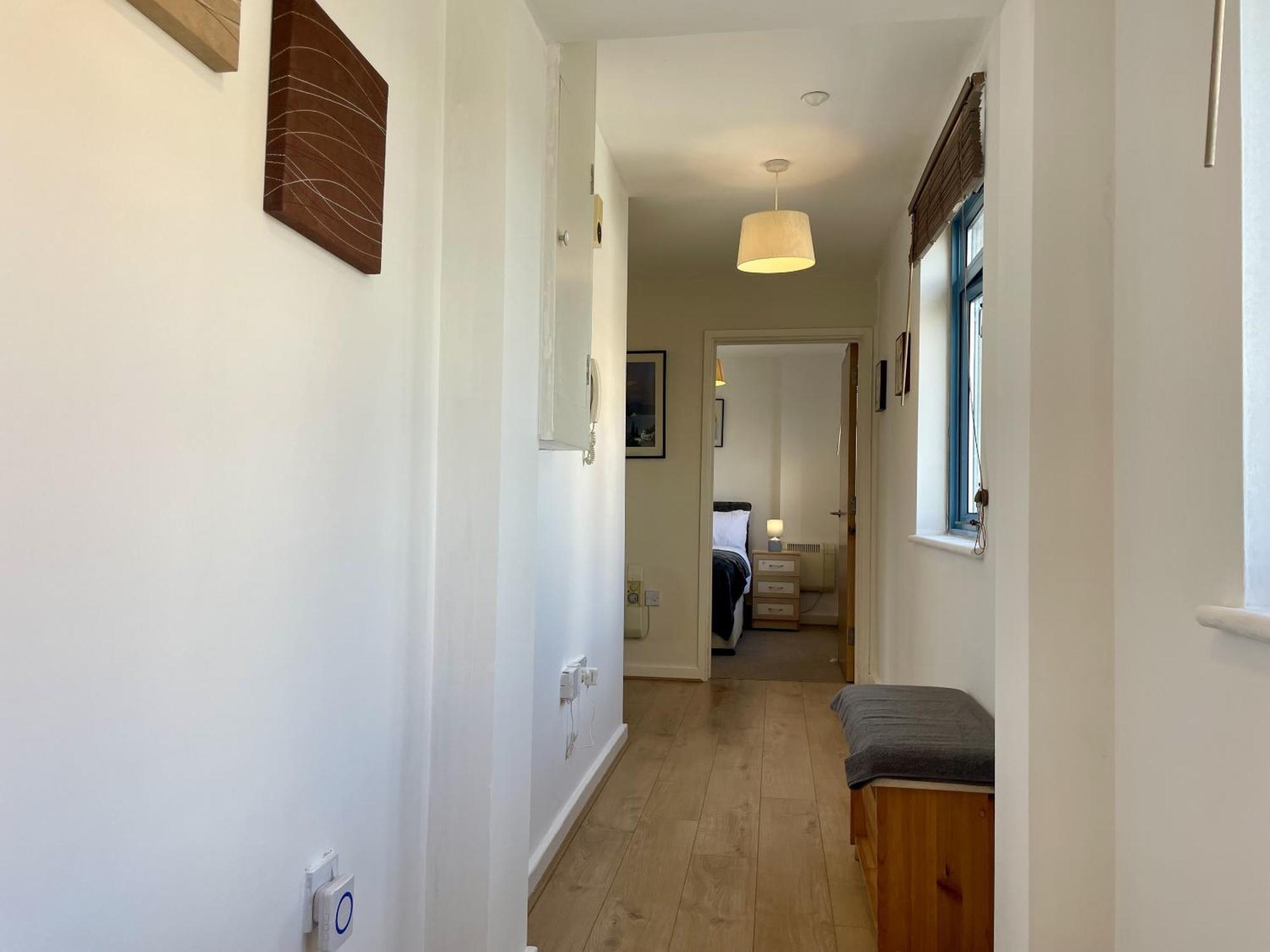 Hk Life Serviced Apartment , City Centre Swindon Bagian luar foto