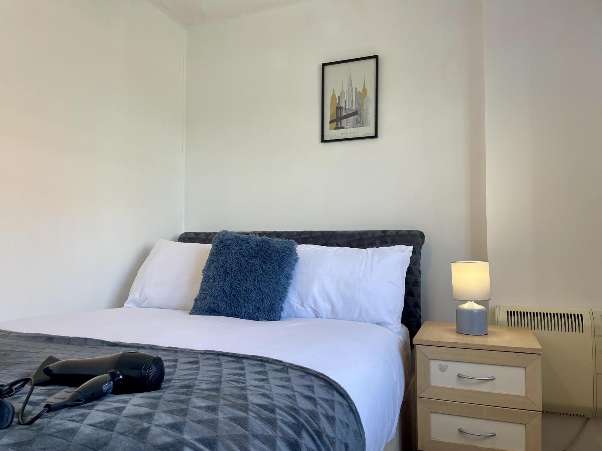 Hk Life Serviced Apartment , City Centre Swindon Bagian luar foto