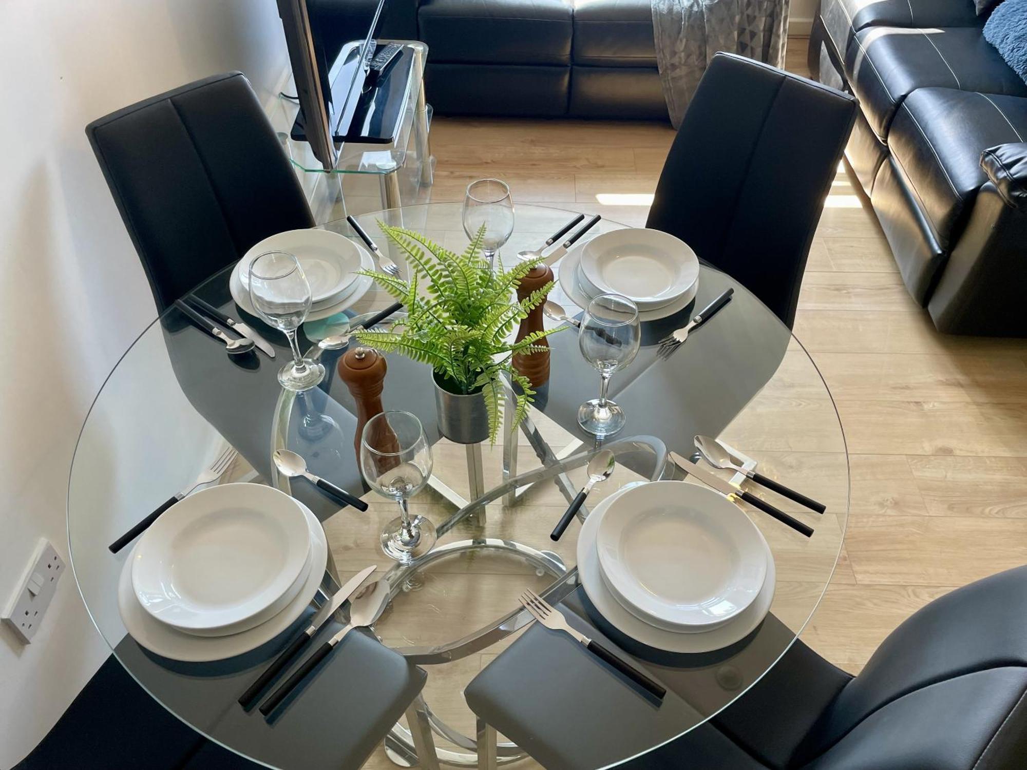 Hk Life Serviced Apartment , City Centre Swindon Bagian luar foto