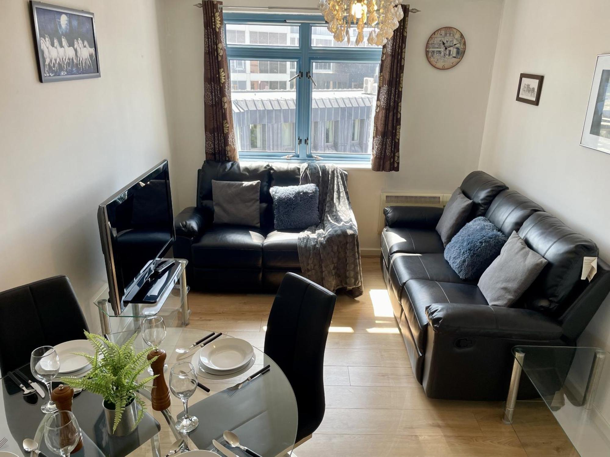 Hk Life Serviced Apartment , City Centre Swindon Bagian luar foto