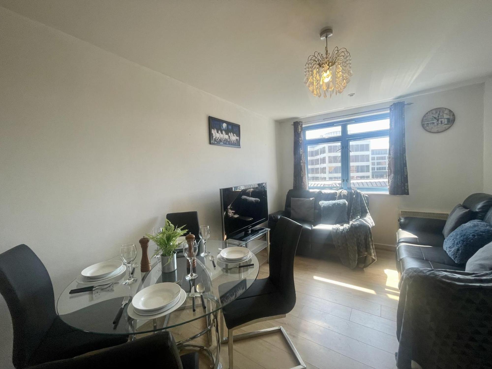 Hk Life Serviced Apartment , City Centre Swindon Bagian luar foto