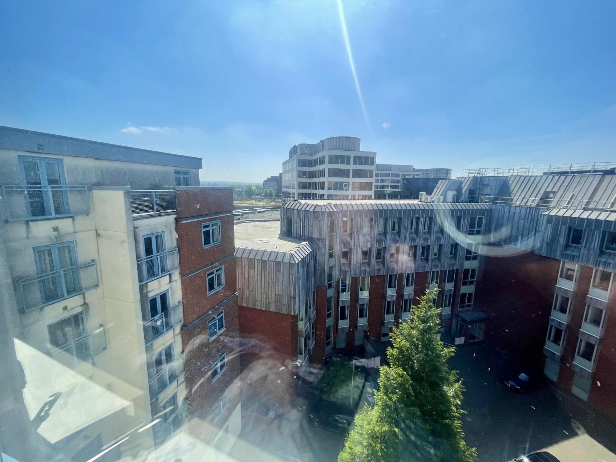 Hk Life Serviced Apartment , City Centre Swindon Bagian luar foto