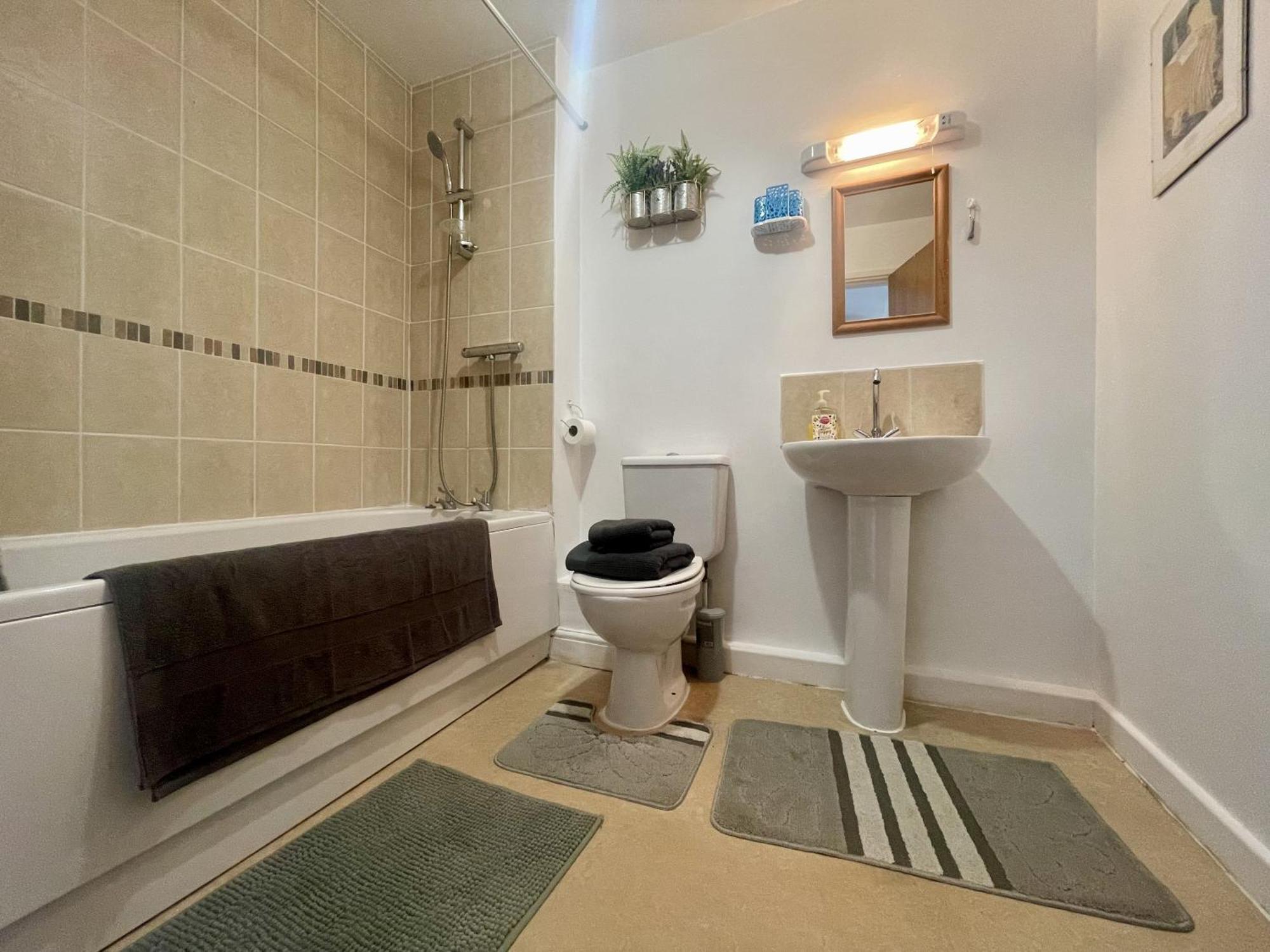 Hk Life Serviced Apartment , City Centre Swindon Bagian luar foto