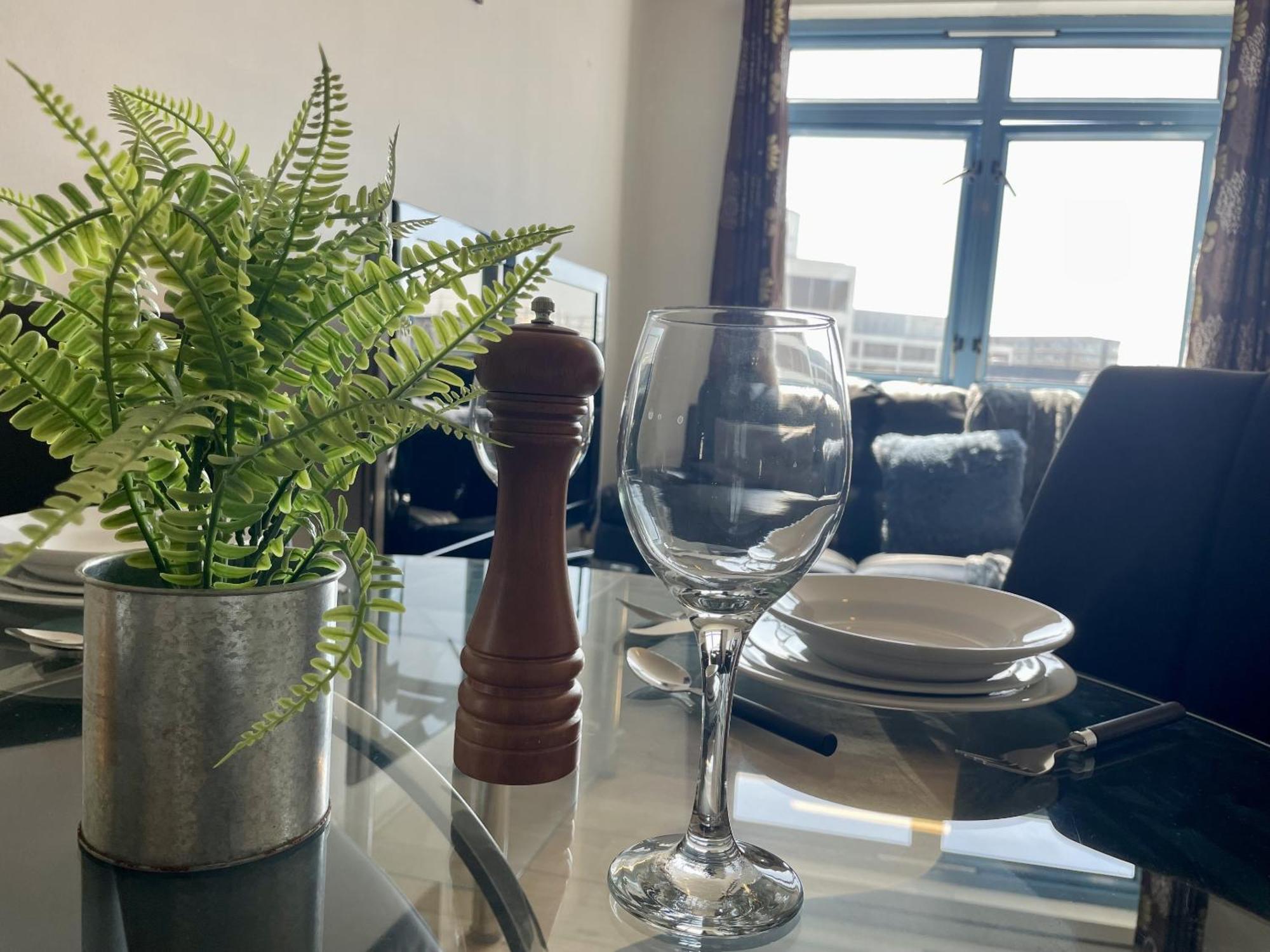 Hk Life Serviced Apartment , City Centre Swindon Bagian luar foto