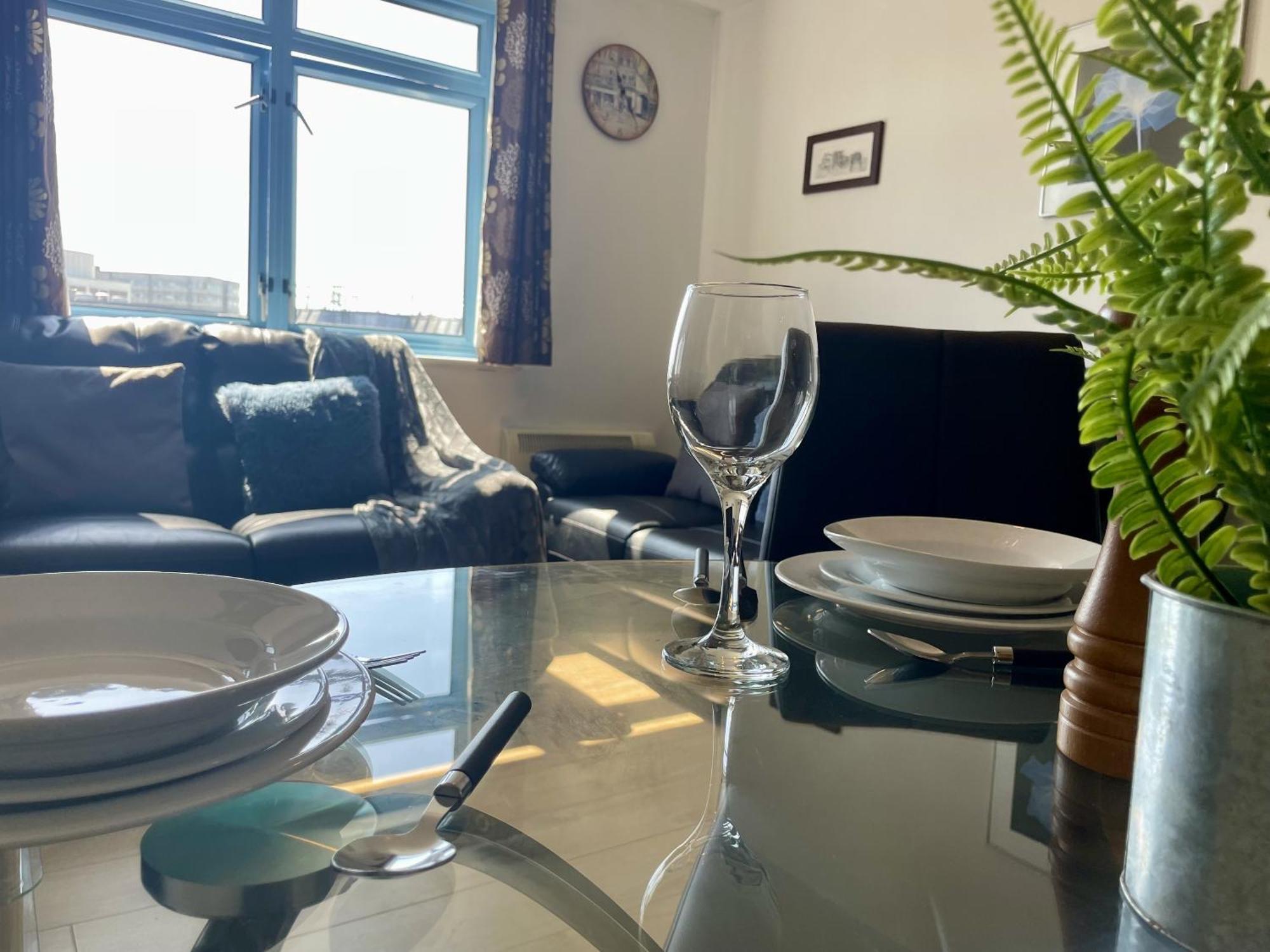 Hk Life Serviced Apartment , City Centre Swindon Bagian luar foto
