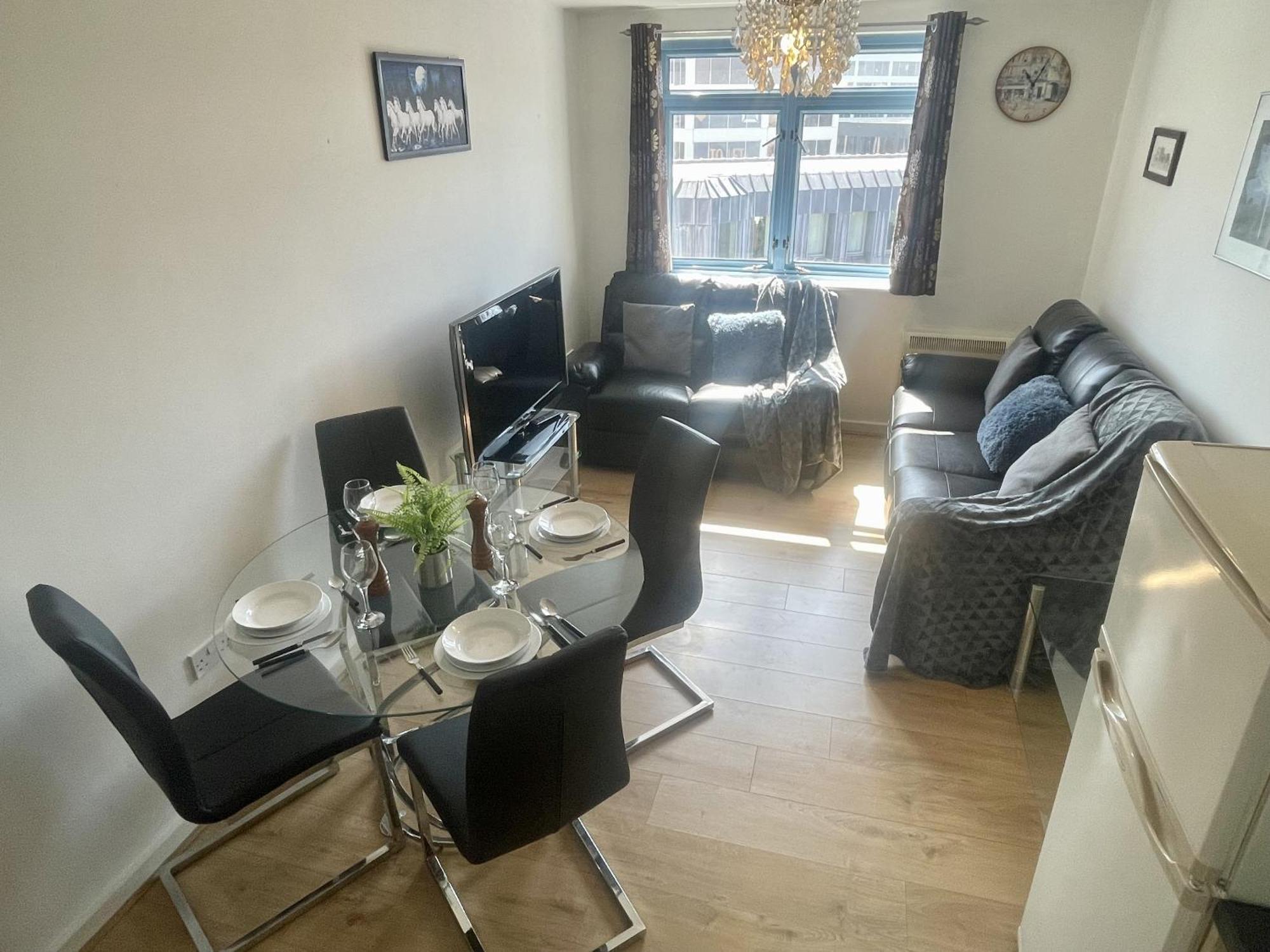Hk Life Serviced Apartment , City Centre Swindon Bagian luar foto