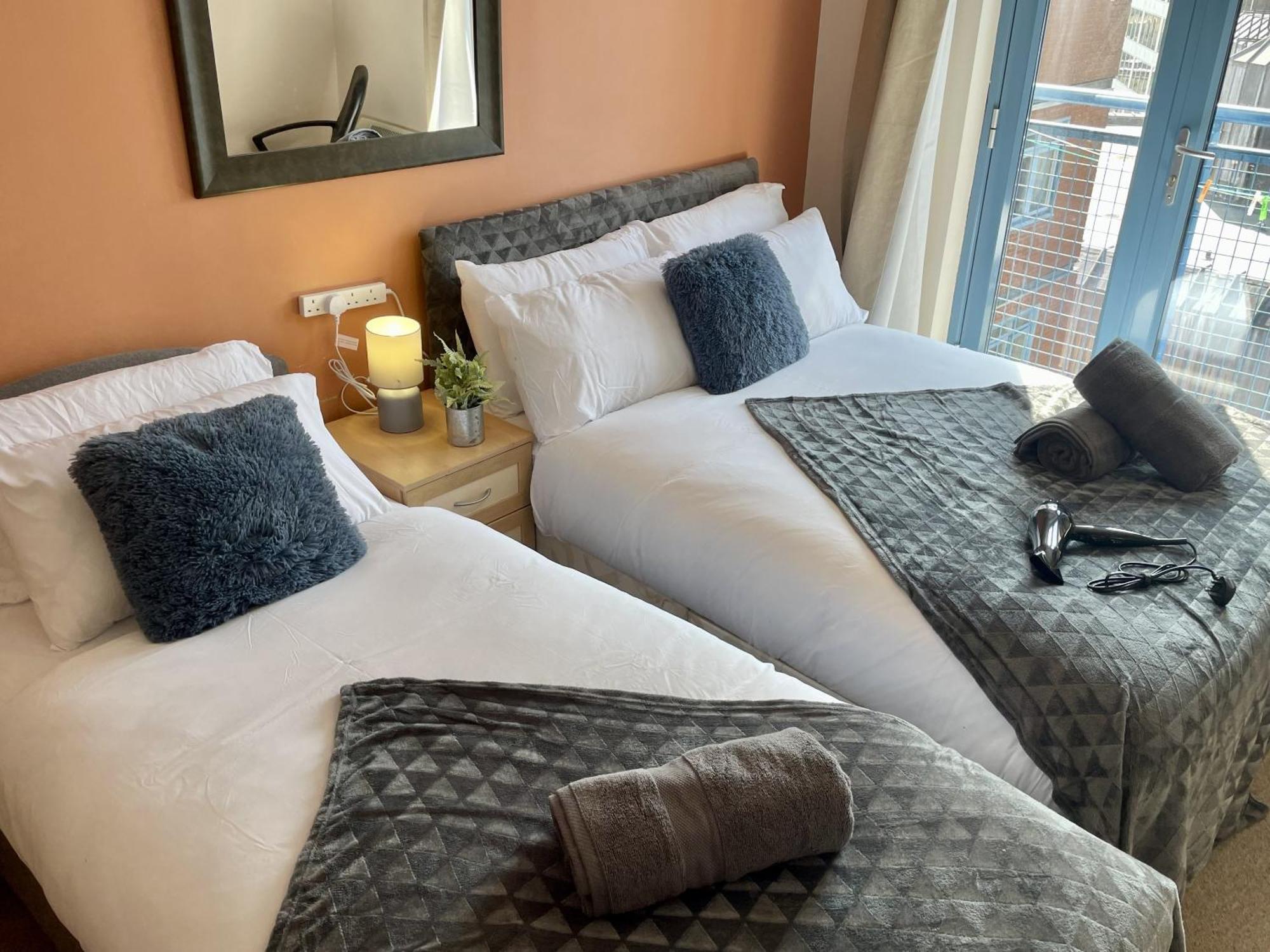 Hk Life Serviced Apartment , City Centre Swindon Bagian luar foto