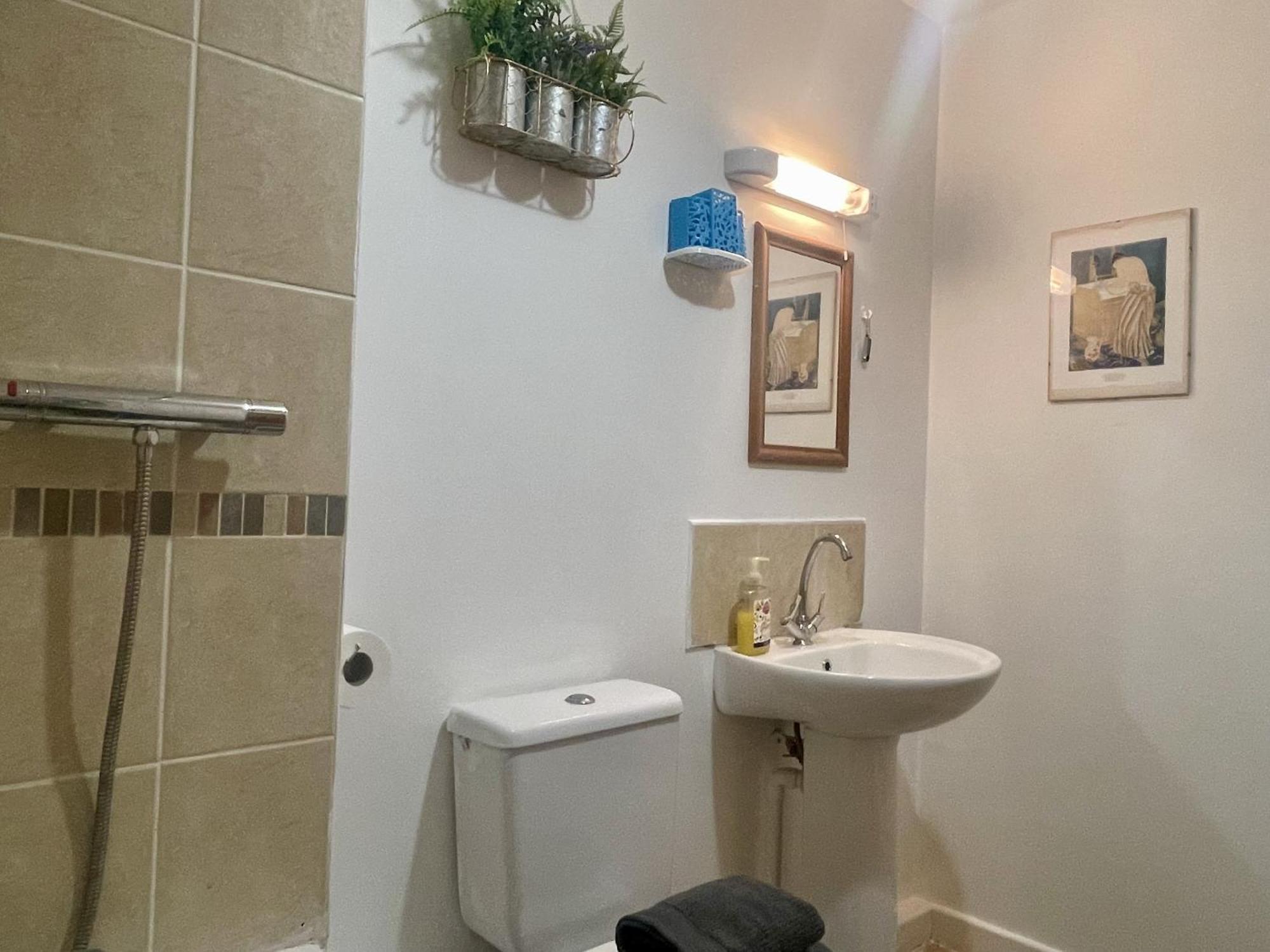 Hk Life Serviced Apartment , City Centre Swindon Bagian luar foto