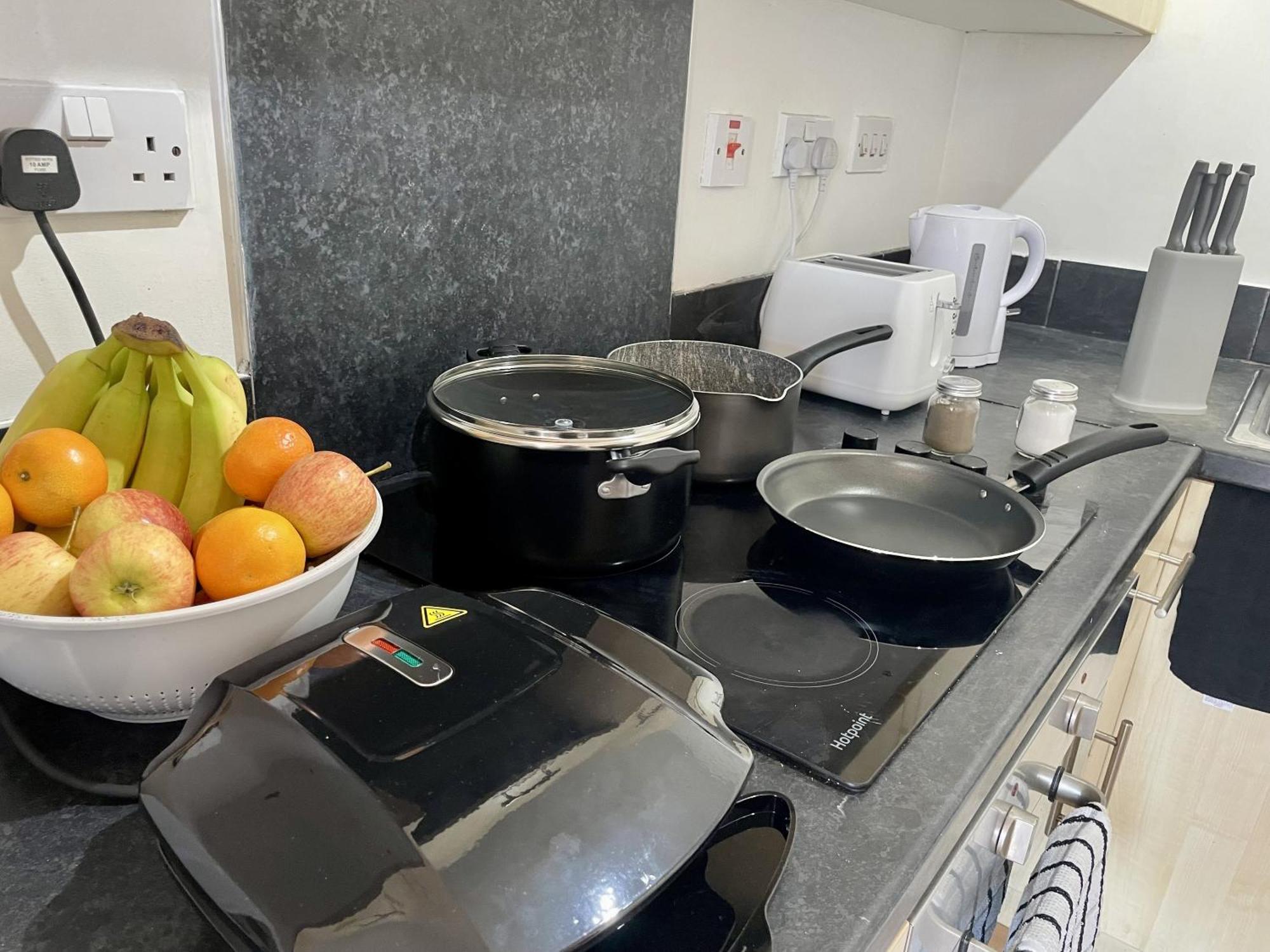 Hk Life Serviced Apartment , City Centre Swindon Bagian luar foto
