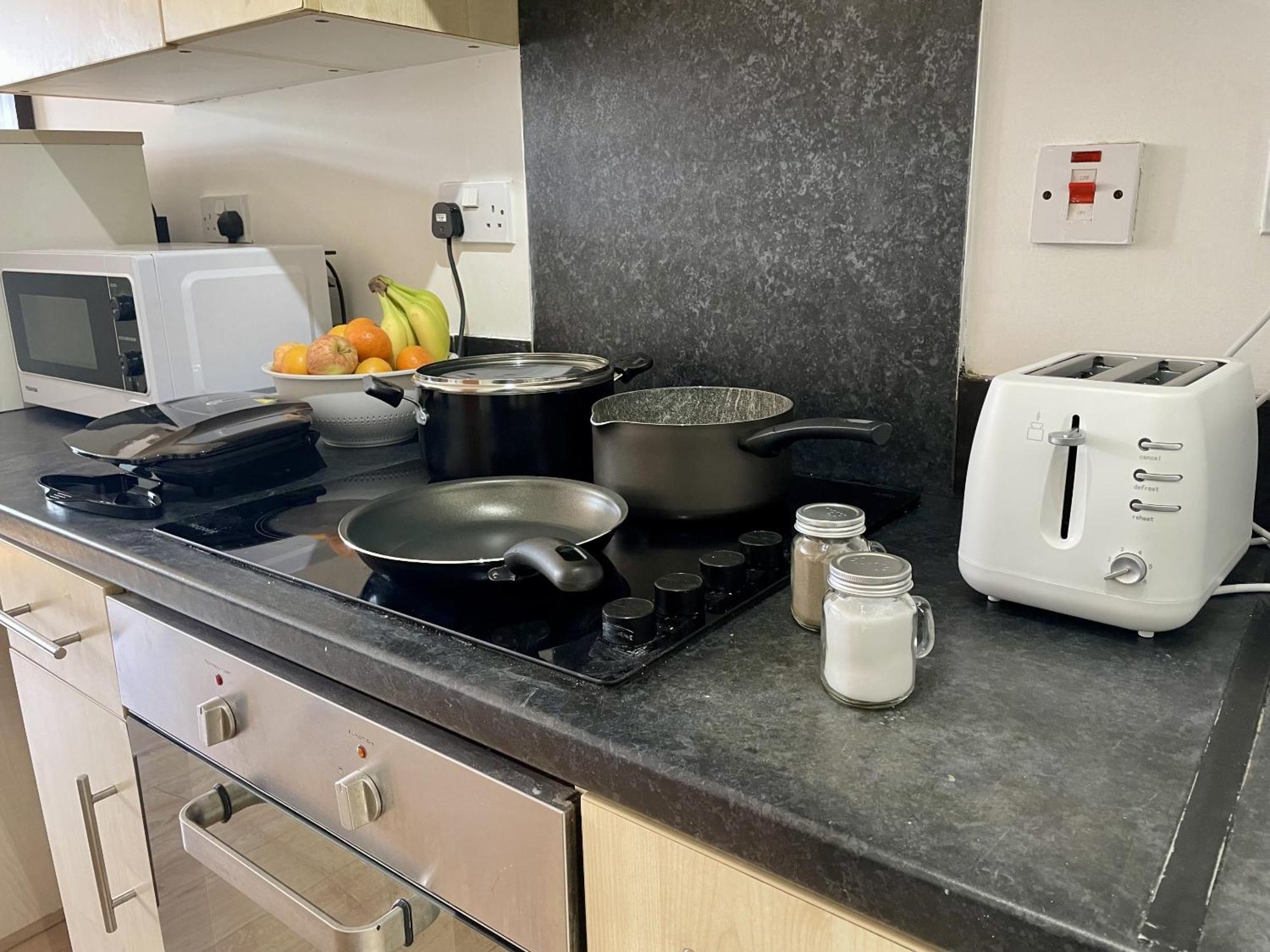 Hk Life Serviced Apartment , City Centre Swindon Bagian luar foto