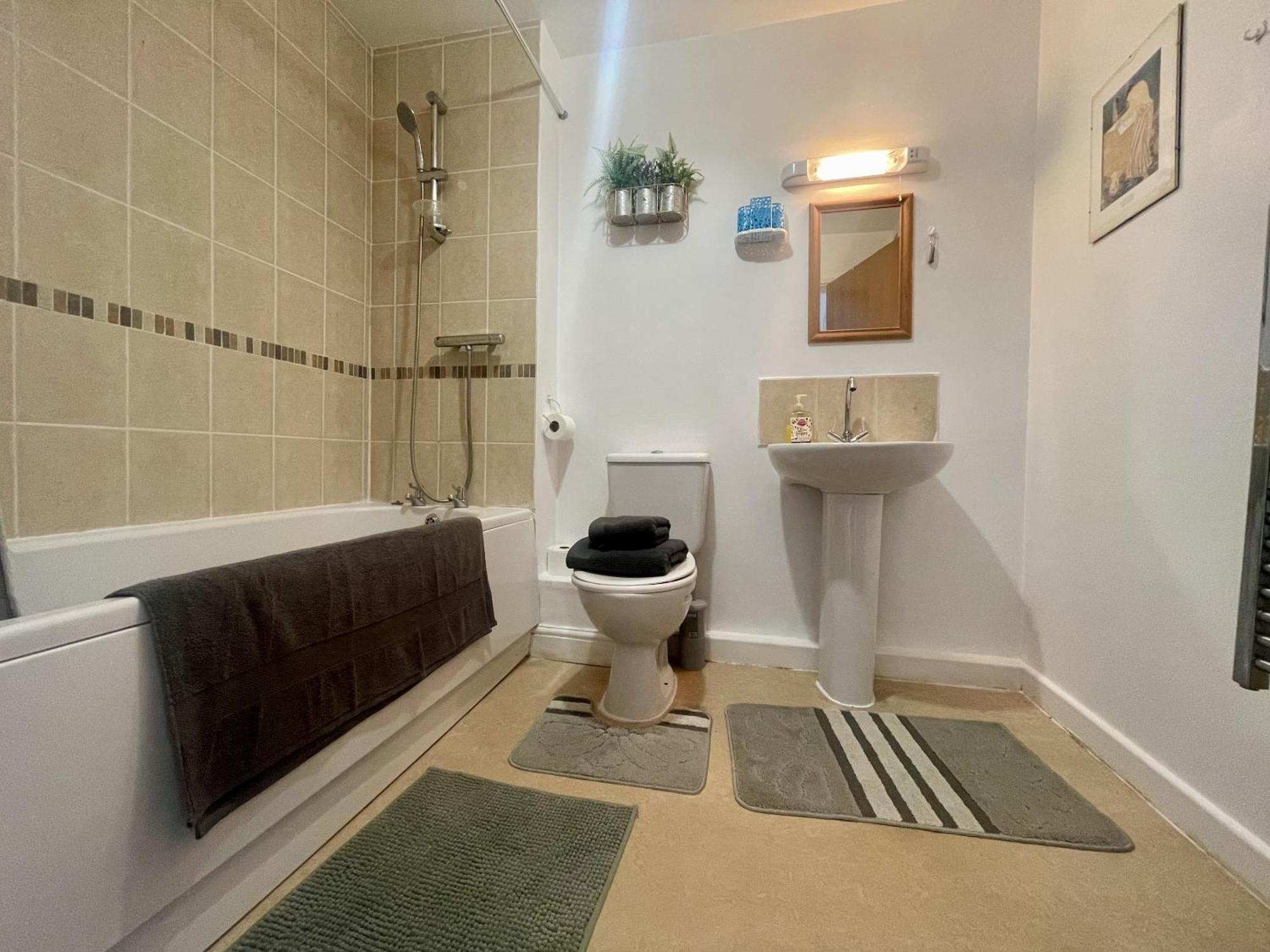 Hk Life Serviced Apartment , City Centre Swindon Bagian luar foto