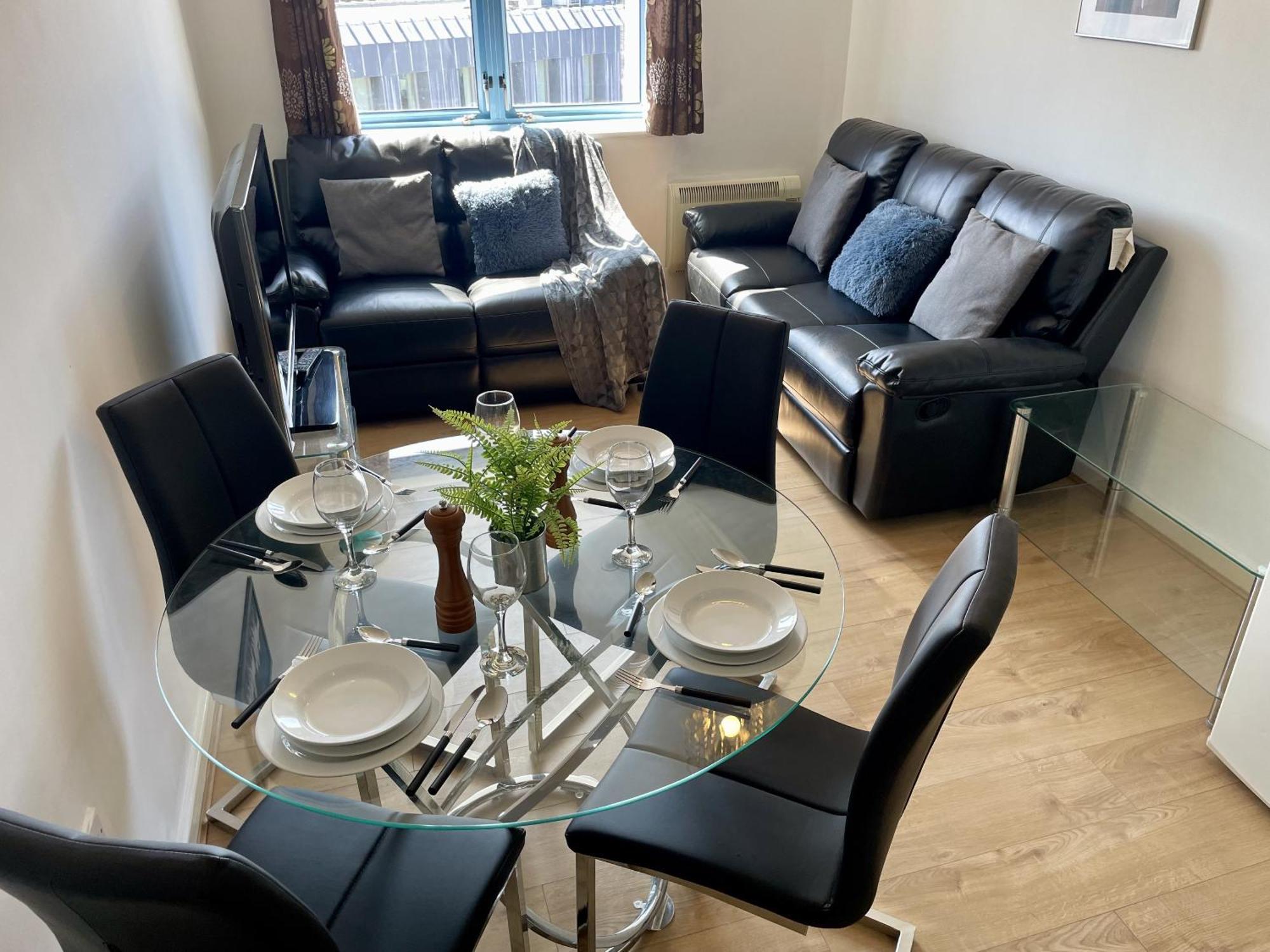 Hk Life Serviced Apartment , City Centre Swindon Bagian luar foto