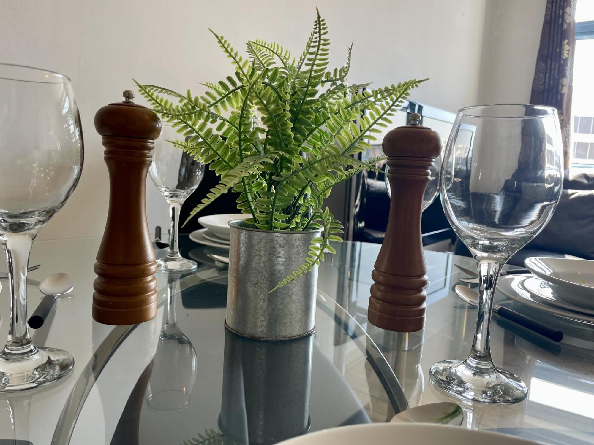 Hk Life Serviced Apartment , City Centre Swindon Bagian luar foto