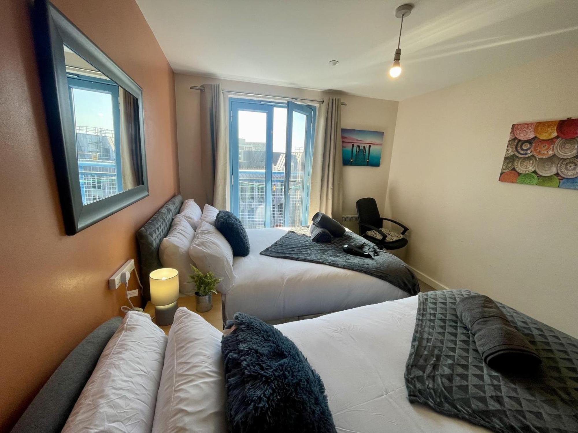 Hk Life Serviced Apartment , City Centre Swindon Bagian luar foto