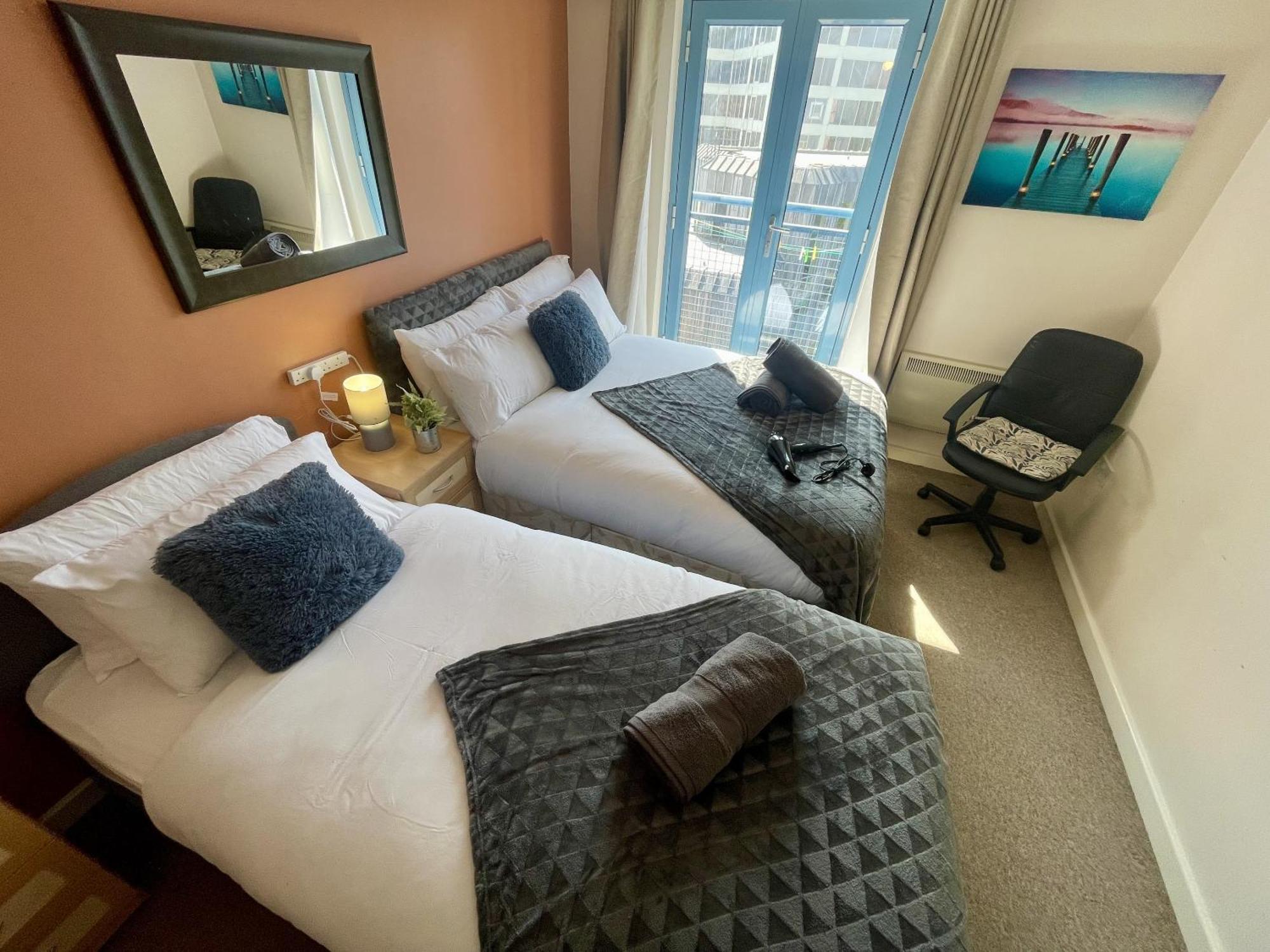 Hk Life Serviced Apartment , City Centre Swindon Bagian luar foto