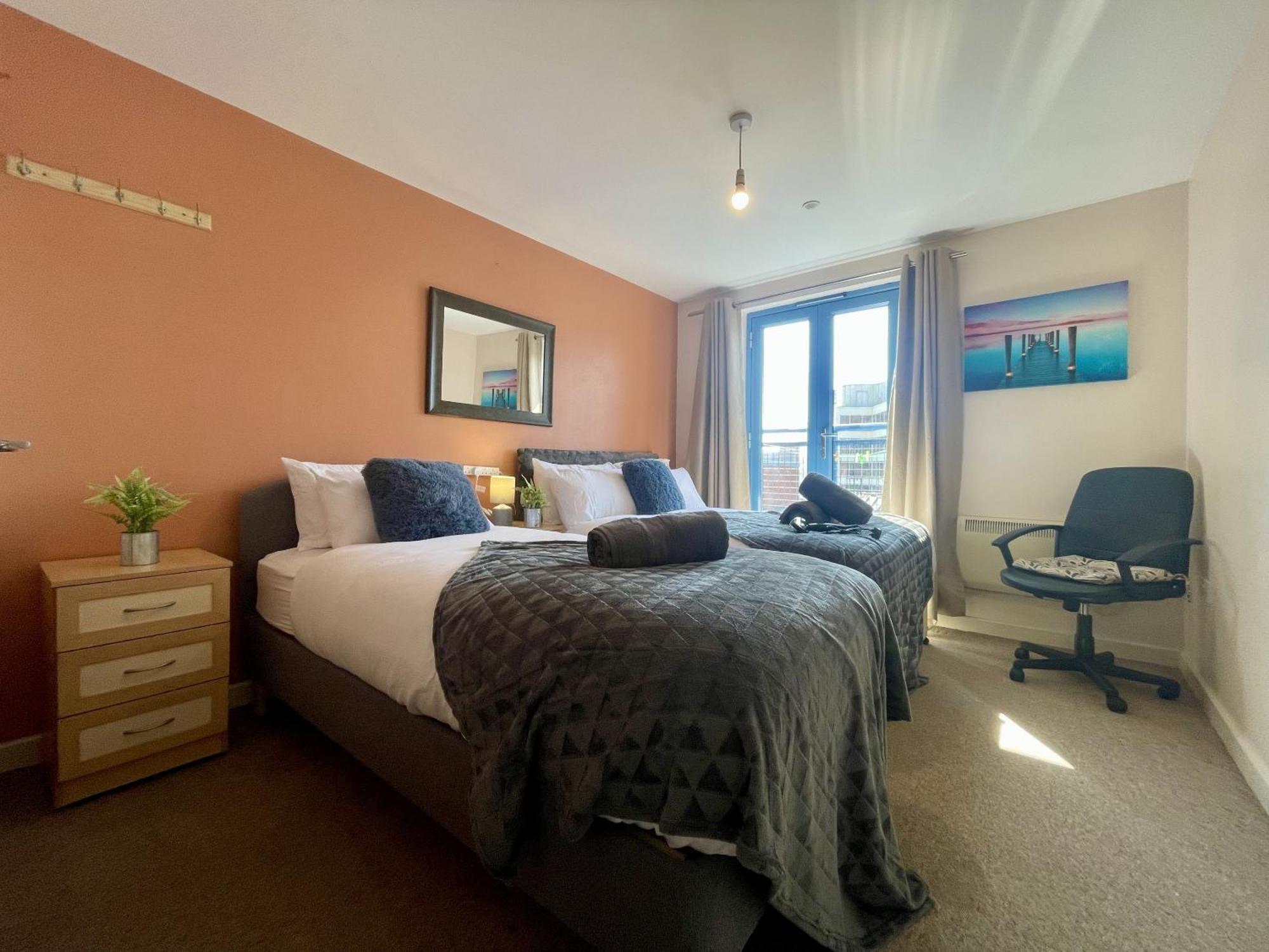 Hk Life Serviced Apartment , City Centre Swindon Bagian luar foto