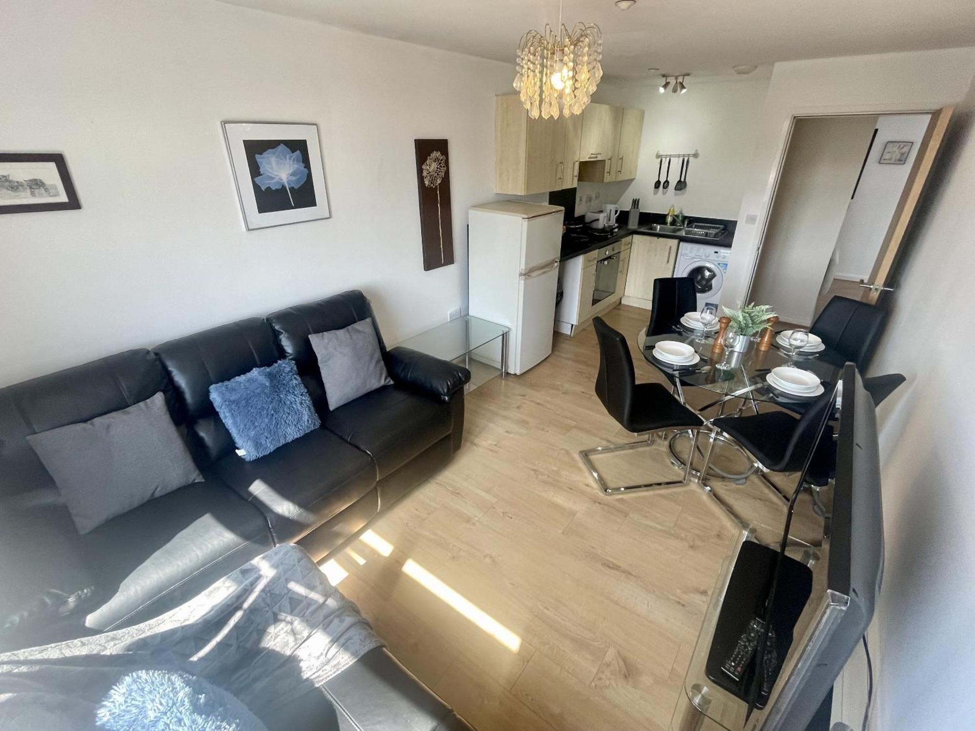 Hk Life Serviced Apartment , City Centre Swindon Bagian luar foto