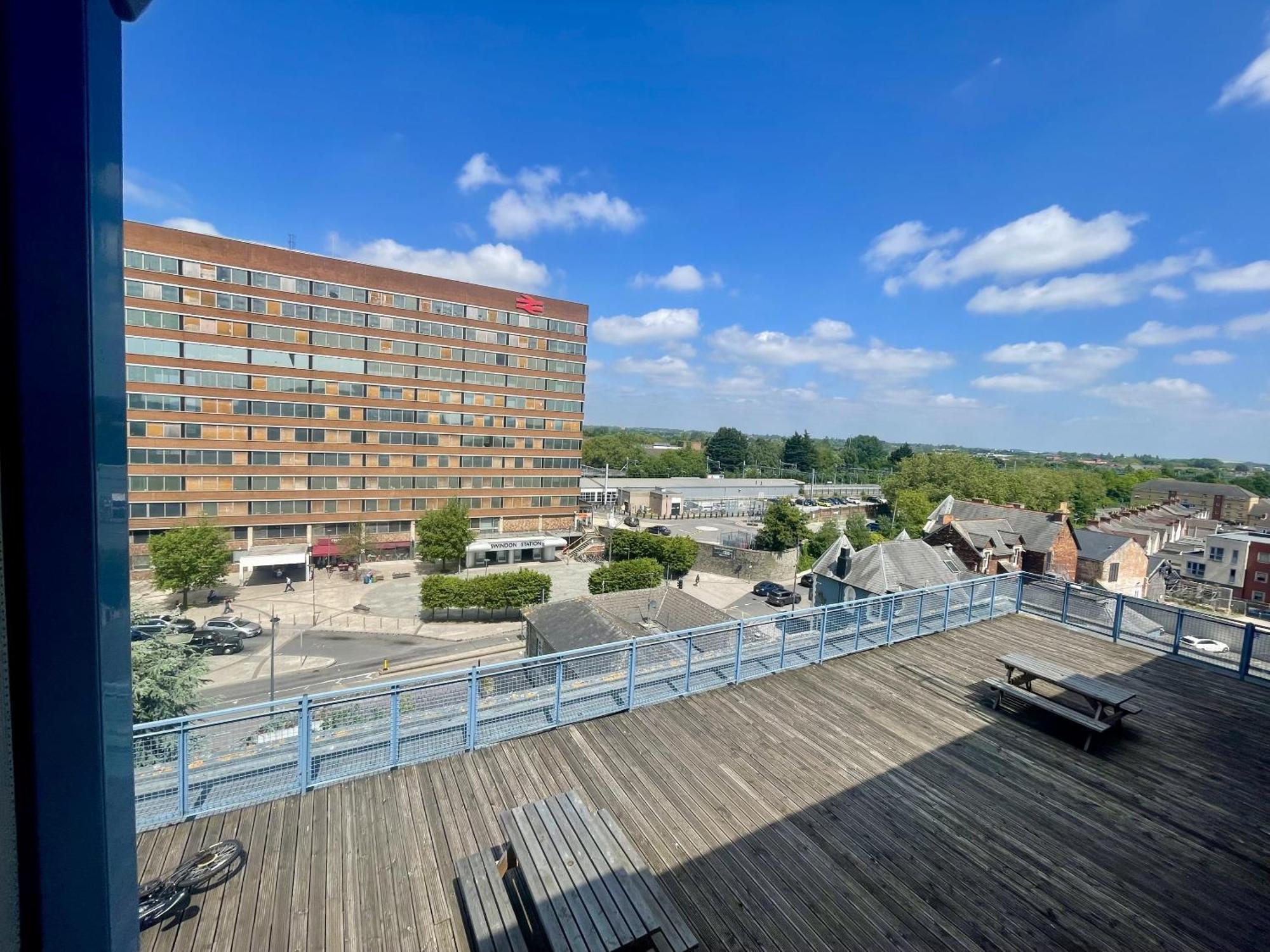 Hk Life Serviced Apartment , City Centre Swindon Bagian luar foto